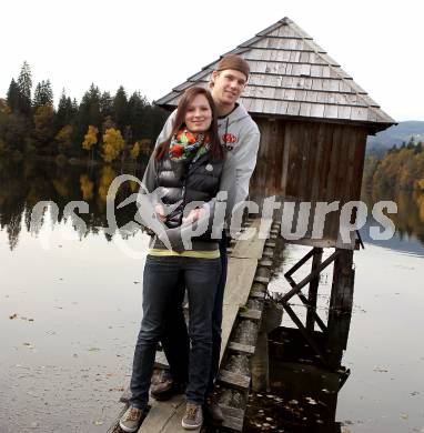 EBEL. Eishockey Bundesliga. KAC. Markus Pirmann mit Freundin Lisa. Moosburg, 23.10.2010.
Foto: Kuess
---
pressefotos, pressefotografie, kuess, qs, qspictures, sport, bild, bilder, bilddatenbank