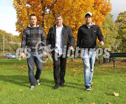 Fussball Kaerntner Liga. Alexander Kirisits (ATSV Wolfsberg), Trainer Helmut Kirisits (ATSV Wolfsberg), Michael Kirisits (VSV),. Klagenfurt, am 20.10.2010.
Foto: Kuess
---
pressefotos, pressefotografie, kuess, qs, qspictures, sport, bild, bilder, bilddatenbank