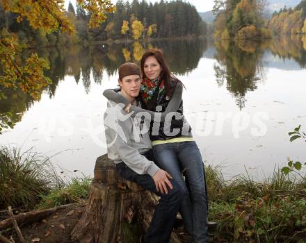 EBEL. Eishockey Bundesliga. KAC. Markus Pirmann mit Freundin Lisa. Moosburg, 23.10.2010.
Foto: Kuess
---
pressefotos, pressefotografie, kuess, qs, qspictures, sport, bild, bilder, bilddatenbank