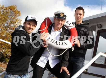 Fussball Kaerntner Liga. Michael Kirisits (VSV), Trainer Helmut Kirisits (ATSV Wolfsberg), Alexander Kirisits (ATSV Wolfsberg). Klagenfurt, am 20.10.2010.
Foto: Kuess
---
pressefotos, pressefotografie, kuess, qs, qspictures, sport, bild, bilder, bilddatenbank