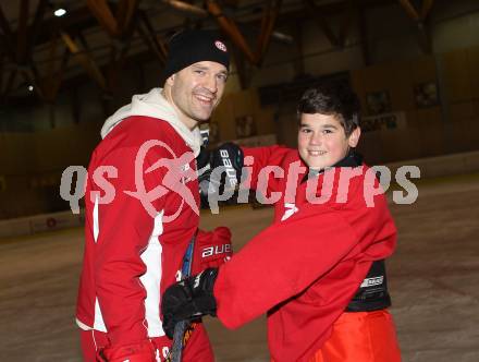 Eishockey. KAC. Jeff Shantz mit Sohn  Ethan. Klagenfurt, 3.11.2010.
Foto: Kuess
---
pressefotos, pressefotografie, kuess, qs, qspictures, sport, bild, bilder, bilddatenbank