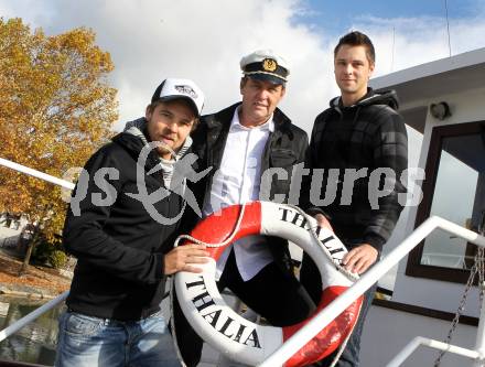 Fussball Kaerntner Liga. Michael Kirisits (VSV), Trainer Helmut Kirisits (ATSV Wolfsberg), Alexander Kirisits (ATSV Wolfsberg). Klagenfurt, am 20.10.2010.
Foto: Kuess
---
pressefotos, pressefotografie, kuess, qs, qspictures, sport, bild, bilder, bilddatenbank