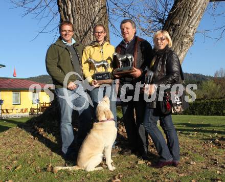 Westernreiten. Kristina Haberl mit ihren Eltern Erich und Susanne, und ihrem Freund Helmut.
St. Veit, 30.10.2010.
Foto: Kuess
---
pressefotos, pressefotografie, kuess, qs, qspictures, sport, bild, bilder, bilddatenbank