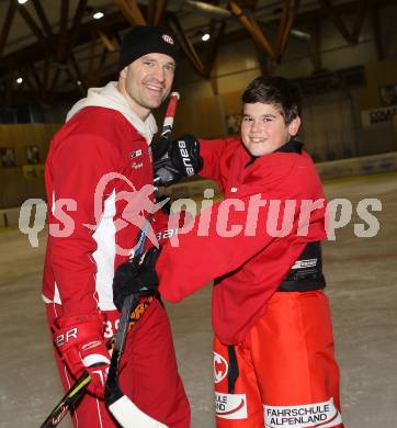 Eishockey. KAC. Jeff Shantz mit Sohn  Ethan. Klagenfurt, 3.11.2010.
Foto: Kuess
---
pressefotos, pressefotografie, kuess, qs, qspictures, sport, bild, bilder, bilddatenbank