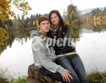 EBEL. Eishockey Bundesliga. KAC. Markus Pirmann mit Freundin Lisa. Moosburg, 23.10.2010.
Foto: Kuess
---
pressefotos, pressefotografie, kuess, qs, qspictures, sport, bild, bilder, bilddatenbank