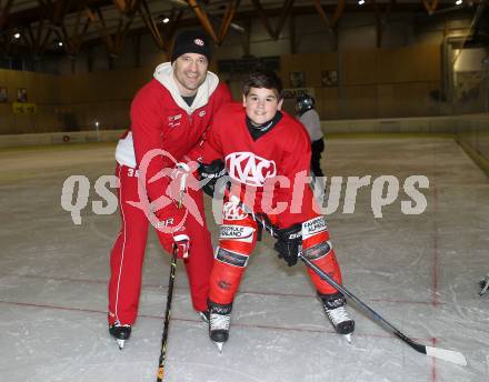 Eishockey. KAC. Jeff Shantz mit Sohn  Ethan. Klagenfurt, 3.11.2010.
Foto: Kuess
---
pressefotos, pressefotografie, kuess, qs, qspictures, sport, bild, bilder, bilddatenbank