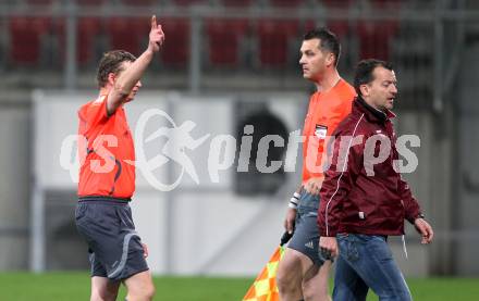 Fussball Regionalliga. SK Austria Klagenfurt gegen Feldkirchen SV.  Trainer Rudolf Perz muss auf die Tribuene. Klagenfurt, 29.4.2011
Foto: Kuess

---
pressefotos, pressefotografie, kuess, qs, qspictures, sport, bild, bilder, bilddatenbank