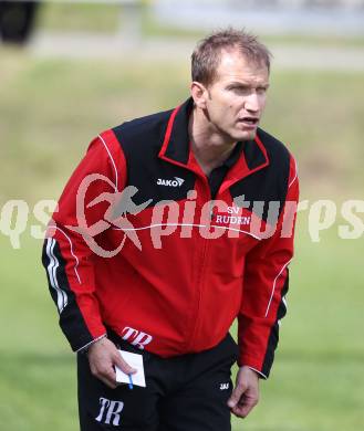 Fussball Unterliga Ost. SV Ludmannsdorf gegen Ruden. Trainer Robert Skof (Ruden). Ludmannsdorf, am 1.5.2011.
Foto: Kuess
---
pressefotos, pressefotografie, kuess, qs, qspictures, sport, bild, bilder, bilddatenbank