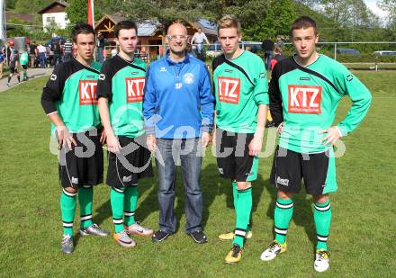 Fussball Unterliga Ost. Gerfried Einspieler, Fabio Csyz, Trainer Simon Paulitsch, Oswin Rupp, Marcel Quantschnig. Ludmannsdorf, am 1.5.2011.
Foto: Kuess
---
pressefotos, pressefotografie, kuess, qs, qspictures, sport, bild, bilder, bilddatenbank