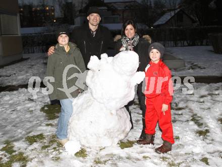 Eishockey. KAC. Jeff Shantz mit Ethan, Owen und Joanne. Klagenfurt, 27.11.2010. 
Foto: Kuess
---
pressefotos, pressefotografie, kuess, qs, qspictures, sport, bild, bilder, bilddatenbank