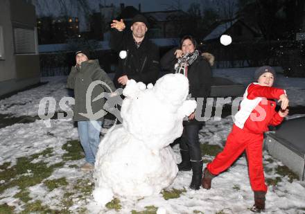 Eishockey. KAC. Jeff Shantz mit Ethan, Owen und Joanne. Klagenfurt, 27.11.2010. 
Foto: Kuess
---
pressefotos, pressefotografie, kuess, qs, qspictures, sport, bild, bilder, bilddatenbank