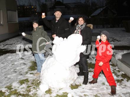 Eishockey. KAC. Jeff Shantz mit Ethan, Owen und Joanne. Klagenfurt, 27.11.2010. 
Foto: Kuess
---
pressefotos, pressefotografie, kuess, qs, qspictures, sport, bild, bilder, bilddatenbank