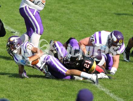 AFL. American Football. Black Lions gegen Vienna Vikings. Kellen Pruitt /Black Lions), Laurinho Walch, Marcus Trimmel (Vienna Vikings). Villach, am 24.4.2011.
Foto: Kuess
---
pressefotos, pressefotografie, kuess, qs, qspictures, sport, bild, bilder, bilddatenbank