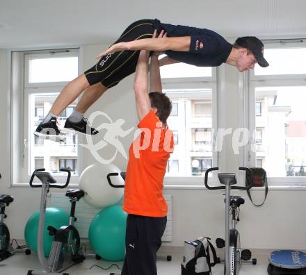 Schispringen. Training, Reha in der Privatklinik Maria Hilf. Thomas Morgenstern, Heinz Kuttin. Klagenfurt, am 23.12.2010.
Foto: Kuess
---
pressefotos, pressefotografie, kuess, qs, qspictures, sport, bild, bilder, bilddatenbank