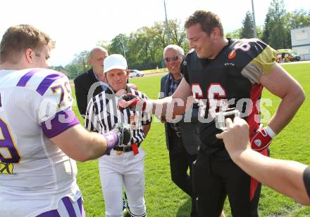 AFL. American Football. Black Lions gegen Vienna Vikings.  Bernd Leitsoni (Black Lions), Valentin Gruber (Vikings). Villach, am 24.4.2011.
Foto: Kuess
---
pressefotos, pressefotografie, kuess, qs, qspictures, sport, bild, bilder, bilddatenbank