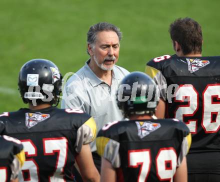 AFL. American Football. Black Lions gegen Vienna Vikings. Trainer George Naum (Black Lions). Villach, am 24.4.2011.
Foto: Kuess
---
pressefotos, pressefotografie, kuess, qs, qspictures, sport, bild, bilder, bilddatenbank