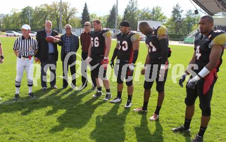 AFL. American Football. Black Lions gegen Vienna Vikings. Manfred Mochar, Stadtrat Josef Zauchner,  Bernd Leitsoni, Ramon Abdel Azim Mohamed, Kellen Pruitt, Maurice Banks (Black Lions). Villach, am 24.4.2011.
Foto: Kuess
---
pressefotos, pressefotografie, kuess, qs, qspictures, sport, bild, bilder, bilddatenbank