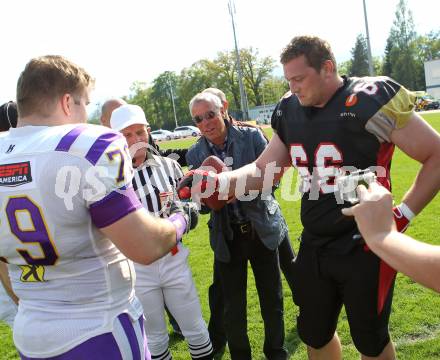 AFL. American Football. Black Lions gegen Vienna Vikings. Die Platzwahl wurde nach Kaerntner Brauch, dem Eierpecken entschieden. Bernd Leitsoni (Black Lions), Valentin Gruber (Vienna Vikings). Villach, am 24.4.2011.
Foto: Kuess
---
pressefotos, pressefotografie, kuess, qs, qspictures, sport, bild, bilder, bilddatenbank