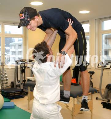 Schispringen. Training, Reha in der Privatklinik Maria Hilf. Thomas Morgenstern, Physiotherapeut. KLagenfurt, am 23.12.2010.
Foto: Kuess
---
pressefotos, pressefotografie, kuess, qs, qspictures, sport, bild, bilder, bilddatenbank