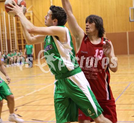 Basketball Kaerntner Liga. WSG Radenthein gegen KOS Klagenfurt/Celovec. Martin Steiner (Radenthein), Matej Smrtnik (KOS). Radenthein, am 7.5.2011.
Foto: Kuess 
---
pressefotos, pressefotografie, kuess, qs, qspictures, sport, bild, bilder, bilddatenbank