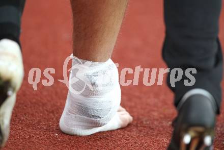 Fussball Erste Liga. WAC/St. Andrae gegen Vienna. Feature. Verletzung, verletzt, Knoechel, Bandage, Elastische Binde. Wolfsberg, 29.4.2011
Foto: Kuess

---
pressefotos, pressefotografie, kuess, qs, qspictures, sport, bild, bilder, bilddatenbank