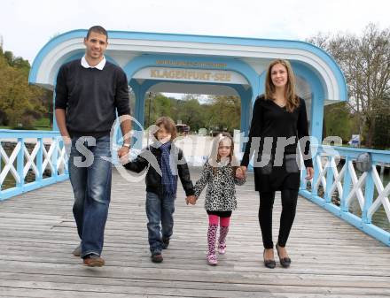 Eishockey. KAC. Sean Brown mit seiner Frau Wendy und Kinder Maya und Rylan. Klagenfurt, 16.4.2011.
Foto: Kuess
---
pressefotos, pressefotografie, kuess, qs, qspictures, sport, bild, bilder, bilddatenbank