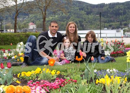 Eishockey. KAC. Sean Brown mit seiner Frau Wendy und Kinder Maya und Rylan. Klagenfurt, 16.4.2011.
Foto: Kuess
---
pressefotos, pressefotografie, kuess, qs, qspictures, sport, bild, bilder, bilddatenbank