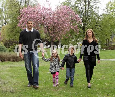 Eishockey. KAC. Sean Brown mit seiner Frau Wendy und Kinder Maya und Rylan. Klagenfurt, 16.4.2011.
Foto: Kuess
---
pressefotos, pressefotografie, kuess, qs, qspictures, sport, bild, bilder, bilddatenbank