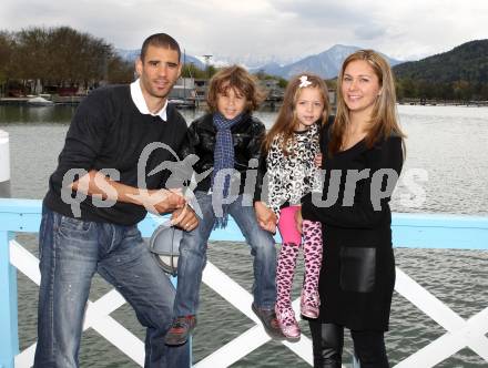 Eishockey. KAC. Sean Brown mit seiner Frau Wendy und Kinder Maya und Rylan. Klagenfurt, 16.4.2011.
Foto: Kuess
---
pressefotos, pressefotografie, kuess, qs, qspictures, sport, bild, bilder, bilddatenbank