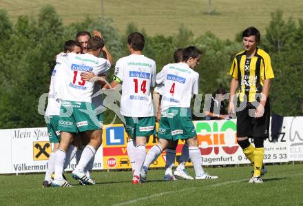 Fussball Kaerntner Liga. Griffen gegen Lendorf. Torjubel (Lendorf). Griffen, am 14.5.2011.
Foto: Kuess
---
pressefotos, pressefotografie, kuess, qs, qspictures, sport, bild, bilder, bilddatenbank