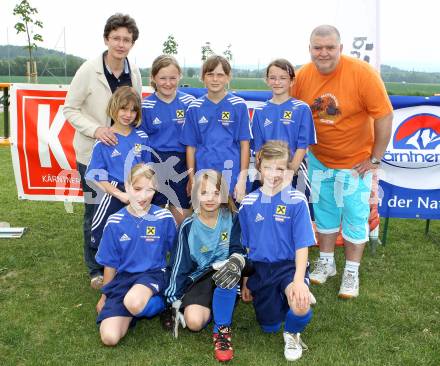 Fussball Girlies Cup. Mannschaftsfoto. Die wilden Huehner von St. Thomas. Deinsdorf, am 14.5.2011.
Foto: Kuess
---
pressefotos, pressefotografie, kuess, qs, qspictures, sport, bild, bilder, bilddatenbank