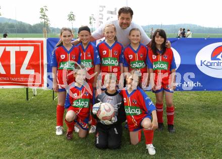 Fussball Girlies Cup. Mannschaftsfoto. Magdalensberger Flohhaufen. Deinsdorf, am 14.5.2011.
Foto: Kuess
---
pressefotos, pressefotografie, kuess, qs, qspictures, sport, bild, bilder, bilddatenbank