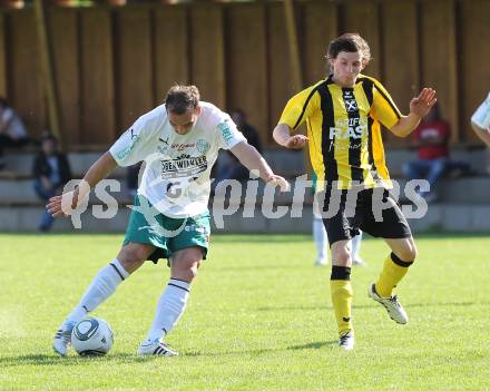 Fussball Kaerntner Liga. Griffen gegen Lendorf. Kevin Rutter (Griffen), Mario Nagy (Lendorf). Griffen, am 14.5.2011.
Foto: Kuess
---
pressefotos, pressefotografie, kuess, qs, qspictures, sport, bild, bilder, bilddatenbank