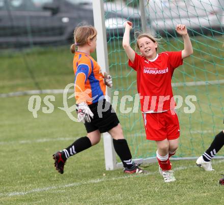 Fussball Girlies Cup. Deinsdorf, am 14.5.2011.
Foto: Kuess
---
pressefotos, pressefotografie, kuess, qs, qspictures, sport, bild, bilder, bilddatenbank