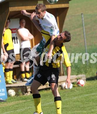 Fussball Kaerntner Liga. Griffen gegen Lendorf. Raphael Rotim (Griffen), Hannes De Zordo (Lendorf). Griffen, am 14.5.2011.
Foto: Kuess
---
pressefotos, pressefotografie, kuess, qs, qspictures, sport, bild, bilder, bilddatenbank