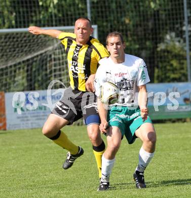 Fussball Kaerntner Liga. Griffen gegen Lendorf. Borut Vrhnjak (Griffen), Martin Morgenstern (Lendorf). Griffen, am 14.5.2011.
Foto: Kuess
---
pressefotos, pressefotografie, kuess, qs, qspictures, sport, bild, bilder, bilddatenbank