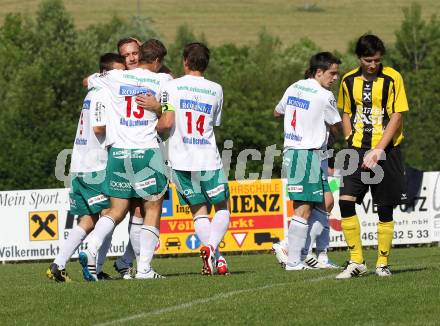 Fussball Kaerntner Liga. Griffen gegen Lendorf. Torjubel (Lendorf). Griffen, am 14.5.2011.
Foto: Kuess
---
pressefotos, pressefotografie, kuess, qs, qspictures, sport, bild, bilder, bilddatenbank