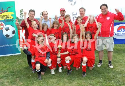 Fussball Girlies Cup. Mannschaftsfoto. Magic Pink Panthers Strassburg. Deinsdorf, am 14.5.2011.
Foto: Kuess
---
pressefotos, pressefotografie, kuess, qs, qspictures, sport, bild, bilder, bilddatenbank