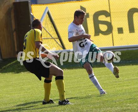 Fussball Kaerntner Liga. Griffen gegen Lendorf. Borut Vrhnjak (Griffen), Norman Prenn (Lendorf). Griffen, am 14.5.2011.
Foto: Kuess
---
pressefotos, pressefotografie, kuess, qs, qspictures, sport, bild, bilder, bilddatenbank