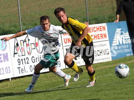 Fussball Kaerntner Liga. Griffen gegen Lendorf. Raphael Rotim (Griffen), Hannes De Zordo (Lendorf). Griffen, am 14.5.2011.
Foto: Kuess
---
pressefotos, pressefotografie, kuess, qs, qspictures, sport, bild, bilder, bilddatenbank