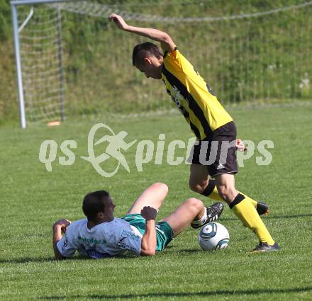 Fussball Kaerntner Liga. Griffen gegen Lendorf. Christian Stanic (Griffen), Martin Morgenstern (Lendorf). Griffen, am 14.5.2011.
Foto: Kuess
---
pressefotos, pressefotografie, kuess, qs, qspictures, sport, bild, bilder, bilddatenbank