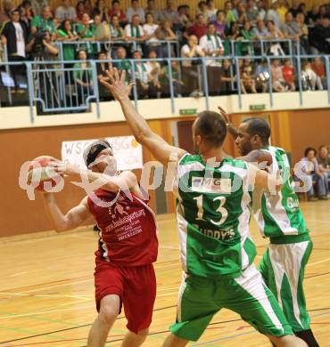 Basketball Kaerntner Liga. WSG Radenthein gegen KOS Klagenfurt/Celovec. Miha Sfiligoj (Radenthein), Ziga Fermentin, Adalberto Gonzales (KOS). Radenthein, am 14.5.2011.
Foto: Kuess
---
pressefotos, pressefotografie, kuess, qs, qspictures, sport, bild, bilder, bilddatenbank