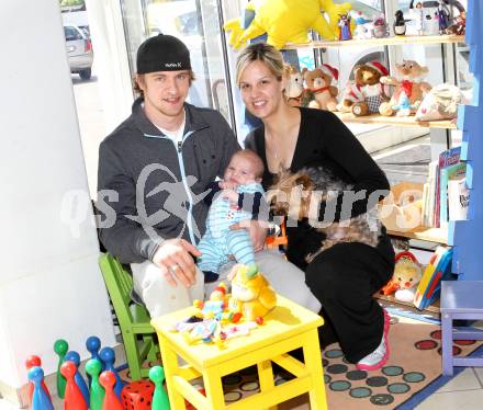 Eishockey. Michael Grabner mit Seiner Freundin Heather und Sohn Aidan Johann. Klagenfurt, 16.5.2011.
Foto: Kuess
---
pressefotos, pressefotografie, kuess, qs, qspictures, sport, bild, bilder, bilddatenbank