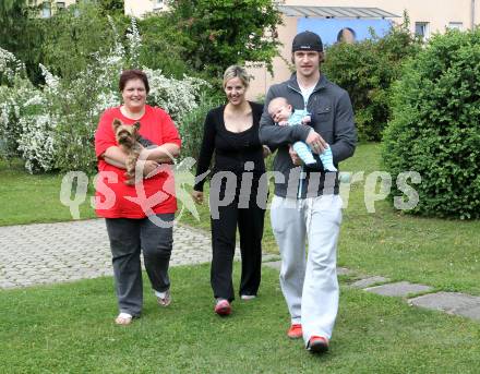 Eishockey. Michael Grabner mit Seiner Freundin Heather und Sohn Aidan Johann. Klagenfurt, 16.5.2011.
Foto: Kuess
---
pressefotos, pressefotografie, kuess, qs, qspictures, sport, bild, bilder, bilddatenbank