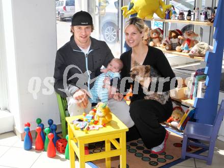 Eishockey. Michael Grabner mit Seiner Freundin Heather und Sohn Aidan Johann. Klagenfurt, 16.5.2011.
Foto: Kuess
---
pressefotos, pressefotografie, kuess, qs, qspictures, sport, bild, bilder, bilddatenbank