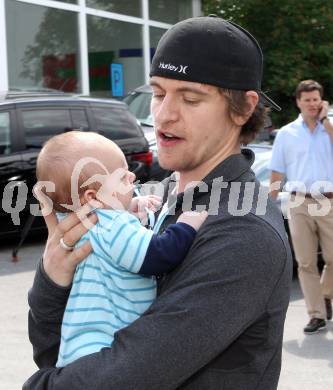 Eishockey. Michael Grabner mit Sohn Aidan Johann. Klagenfurt, 16.5.2011.
Foto: Kuess
---
pressefotos, pressefotografie, kuess, qs, qspictures, sport, bild, bilder, bilddatenbank