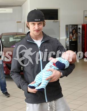 Eishockey. Michael Grabner mit Sohn Aidan Johann. Klagenfurt, 16.5.2011.
Foto: Kuess
---
pressefotos, pressefotografie, kuess, qs, qspictures, sport, bild, bilder, bilddatenbank