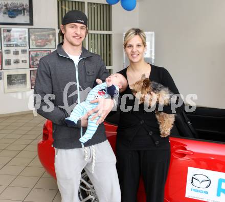 Eishockey. Michael Grabner mit Seiner Freundin Heather und Sohn Aidan Johann. Klagenfurt, 16.5.2011.
Foto: Kuess
---
pressefotos, pressefotografie, kuess, qs, qspictures, sport, bild, bilder, bilddatenbank