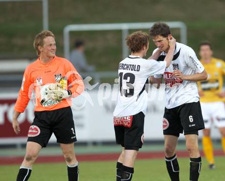 Fussball Erste Liga. WAC/St. Andrae gegen Cashpoint SCR Altach.  Trost fuer Christian Falk nach der vergebenen Chance in der Nachspielzeit. Mathias Berchtold, Christian Dobnik (WAC). Wolfsberg, 17.5.2011
Foto: Kuess

---
pressefotos, pressefotografie, kuess, qs, qspictures, sport, bild, bilder, bilddatenbank