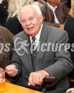 Fussball. Einweihung des Fussballplatzes in Ludmannsdorf. Johann Ogris. Ludmansdorf, 15.5.2011.
Foto: Kuess
---
pressefotos, pressefotografie, kuess, qs, qspictures, sport, bild, bilder, bilddatenbank